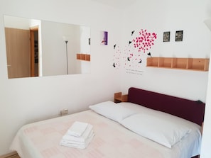 Desk, blackout drapes, free WiFi, bed sheets - Guest House Roki & Diva - Adults only (Zadar)
