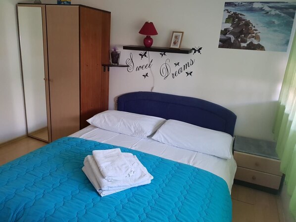 Dubbelrum | Skrivbord, mörkläggningsgardiner, gratis wi-fi och sängkläder