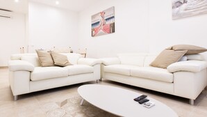 A modern living room with two white sofas, a coffee table, and a patterned rug. - Style House a few step from Sorrento main square (Sorrento)