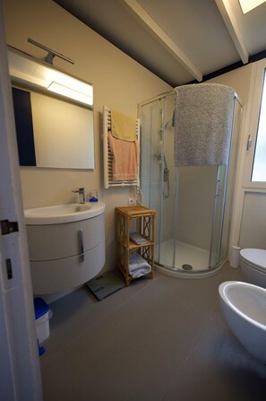 Bathtub, hair dryer, towels, soap - Exclusive villa in pine grove in Maremma (Castiglione della Pescaia)