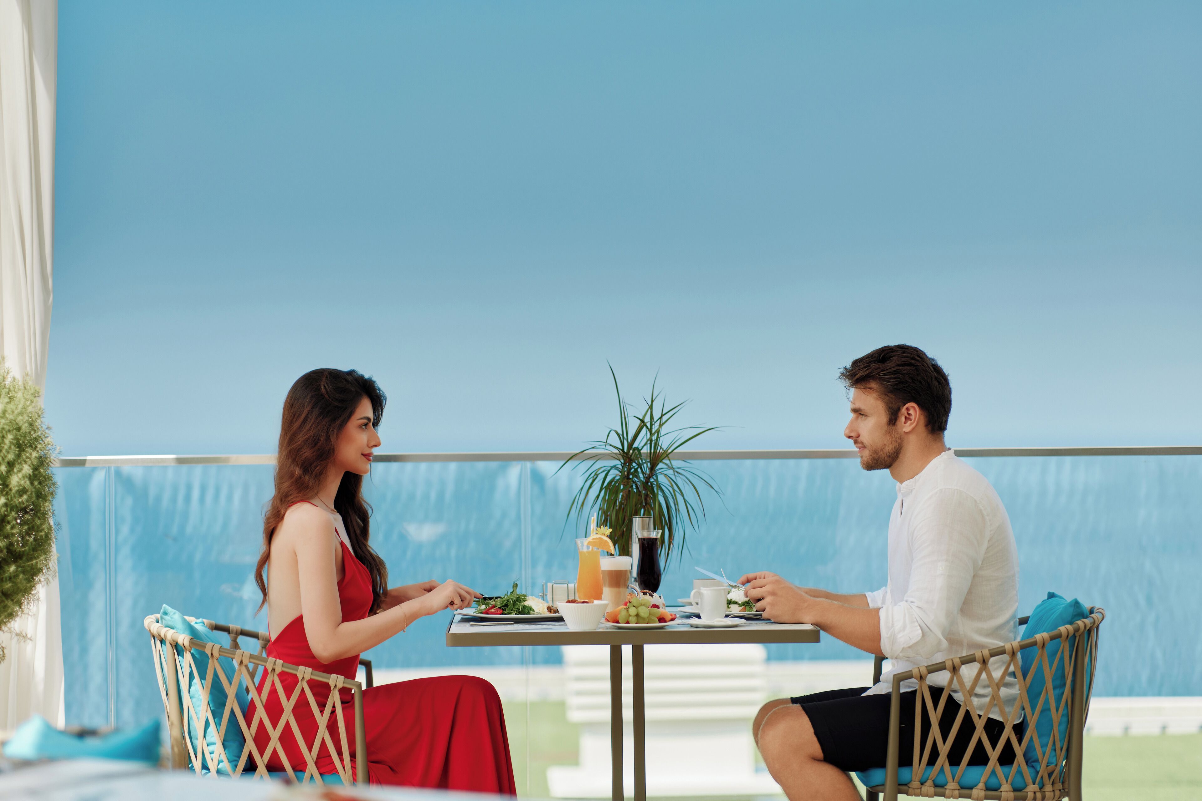 Se sirven desayunos, almuerzos, cenas y cocina mediterránea 