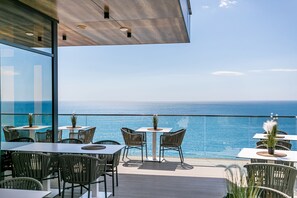 Breakfast, lunch, dinner served; Mediterranean cuisine  - ĀNANTI Resort, Residences & Beach Club - The Leading Hotels of the World (Drobnici)