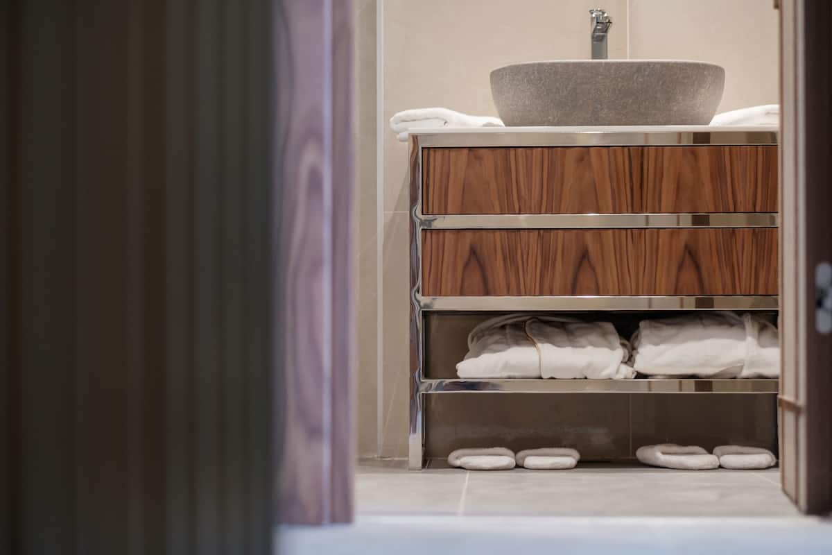 Duschwanne, Komfortbadewanne, kostenlose Toilettenartikel, Haartrockner