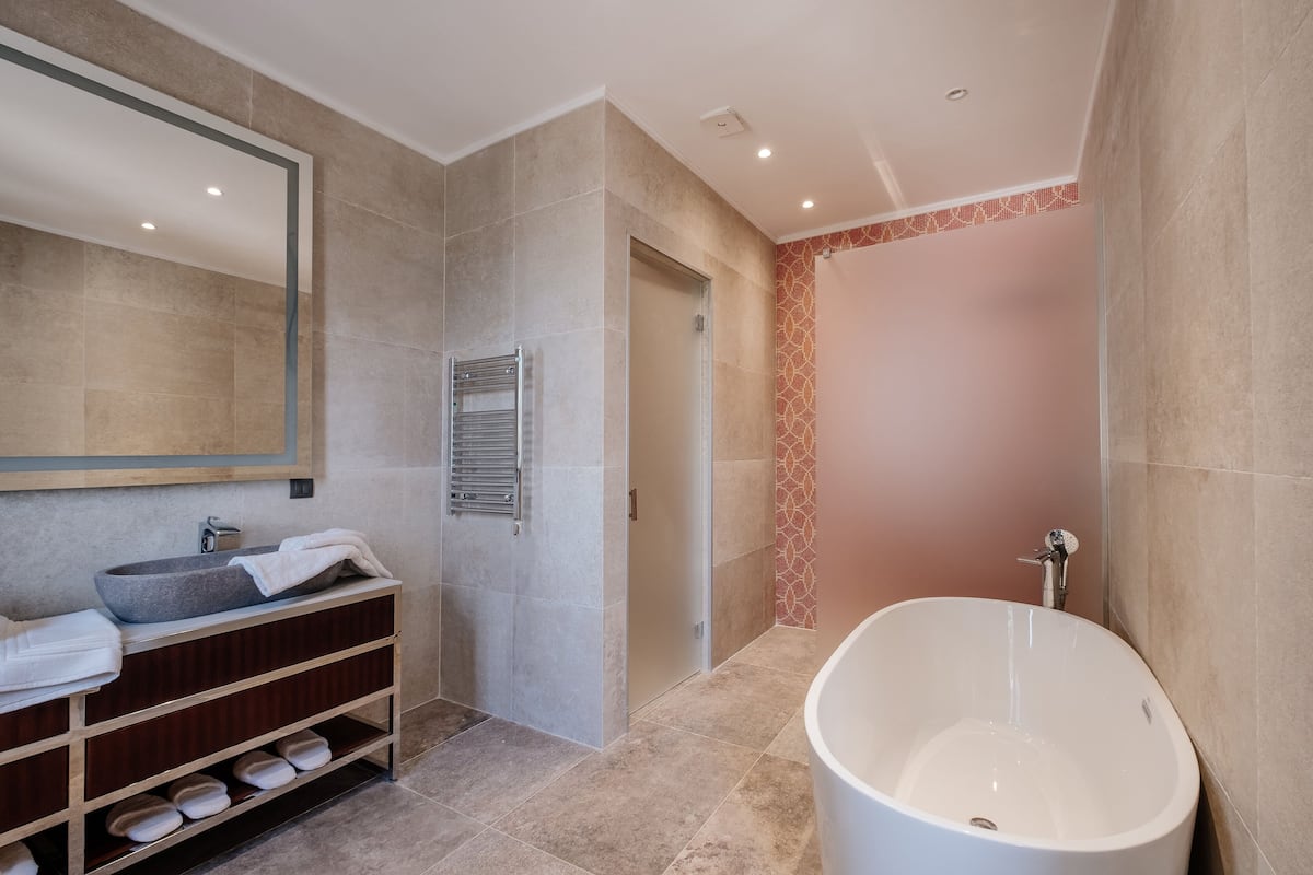 Villa (Adriatic) | Badezimmer | Duschwanne, Komfortbadewanne, kostenlose Toilettenartikel, Haartrockner
