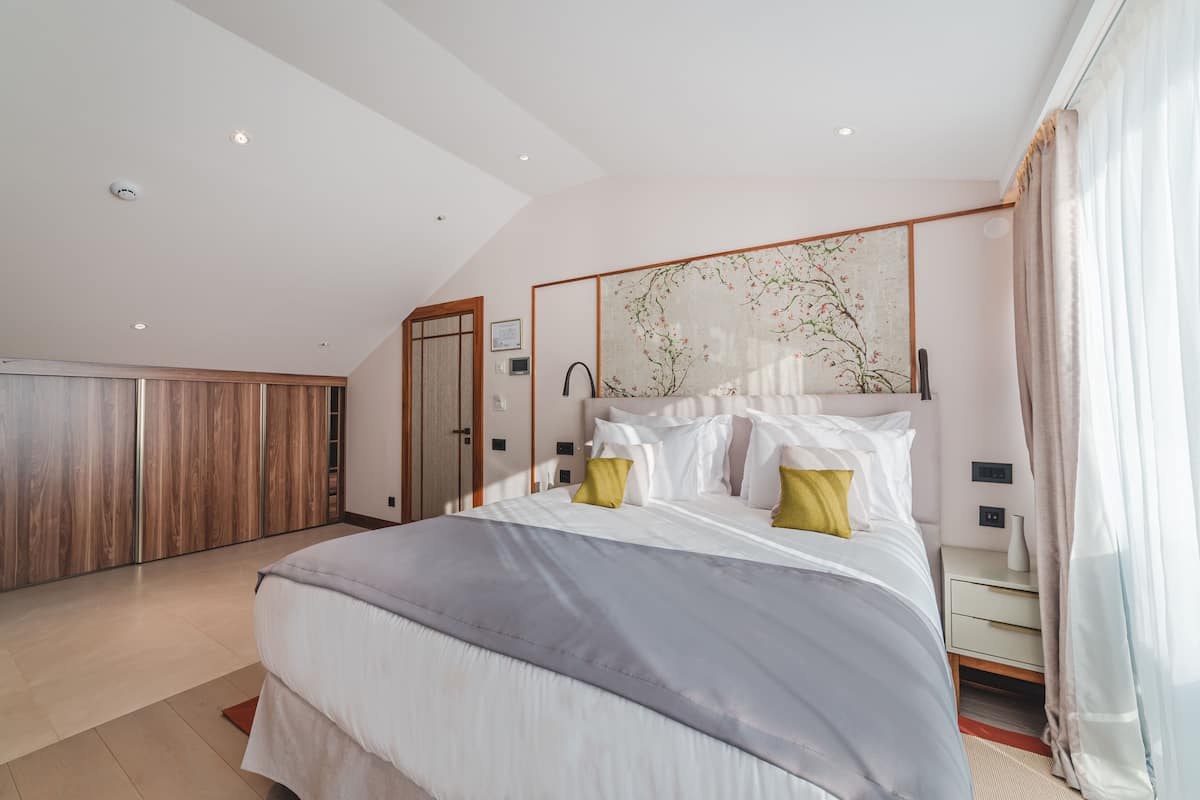 Ropa de cama de alta calidad y minibar
