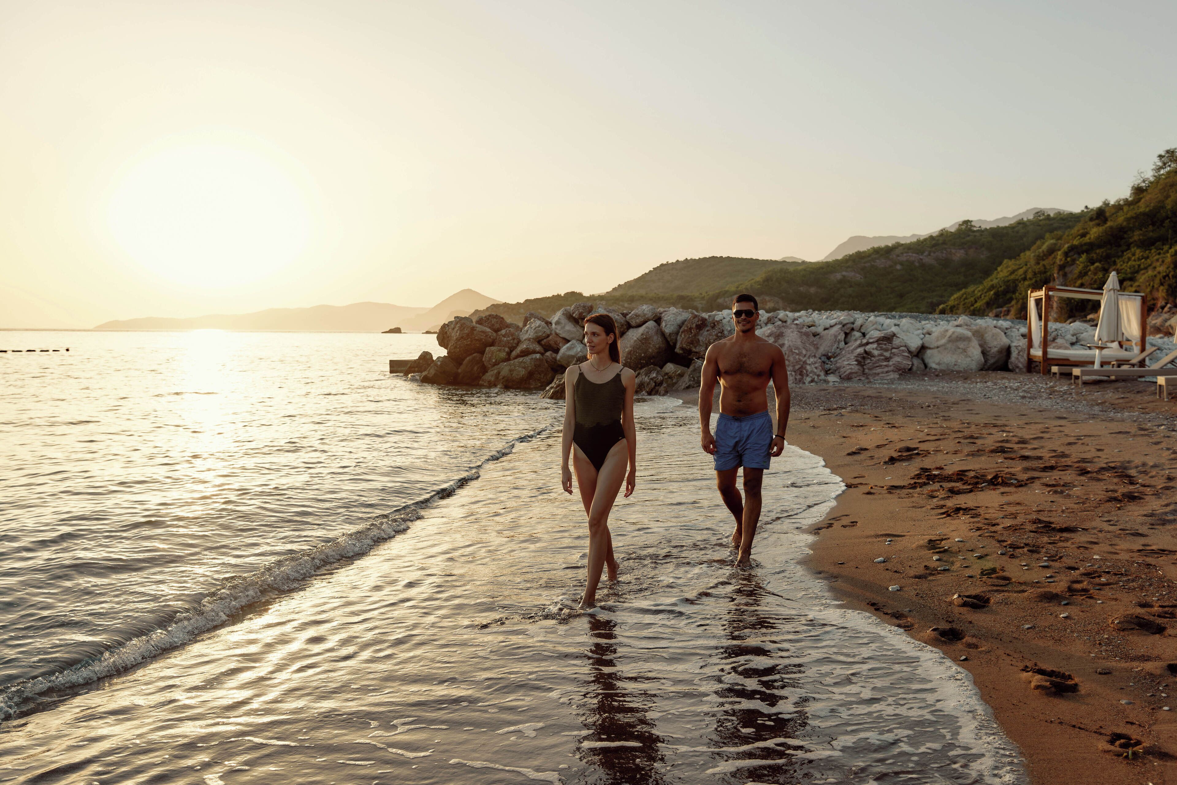 En privat strand, gratis strandtransport, liggestole, parasoller