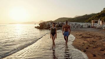En privat strand, gratis strandtransport, liggestole, parasoller