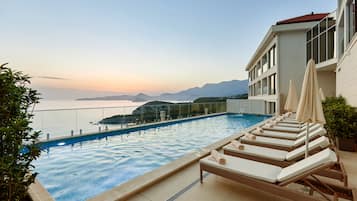 Seasonal outdoor pool, free pool cabanas, pool umbrellas