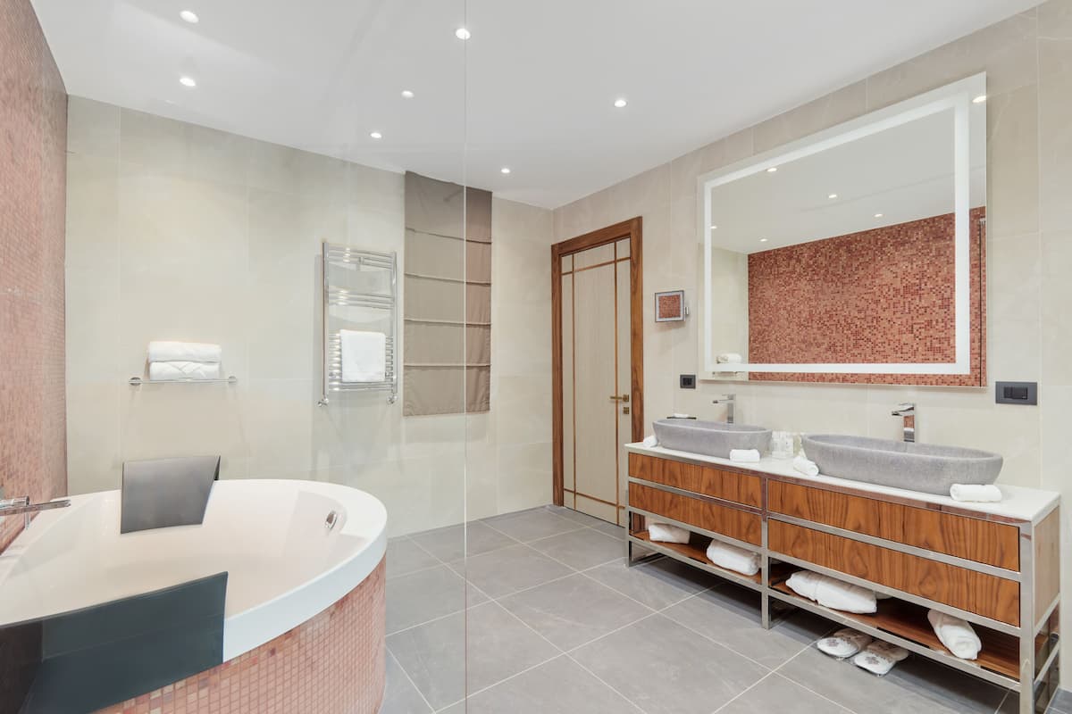 Deluxe-Villa | Badezimmer | Duschwanne, Komfortbadewanne, kostenlose Toilettenartikel, Haartrockner