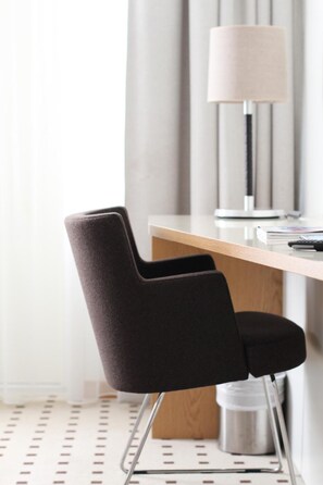 Minibar, skrivebord, strykejern/-brett og wi-fi (inkludert)