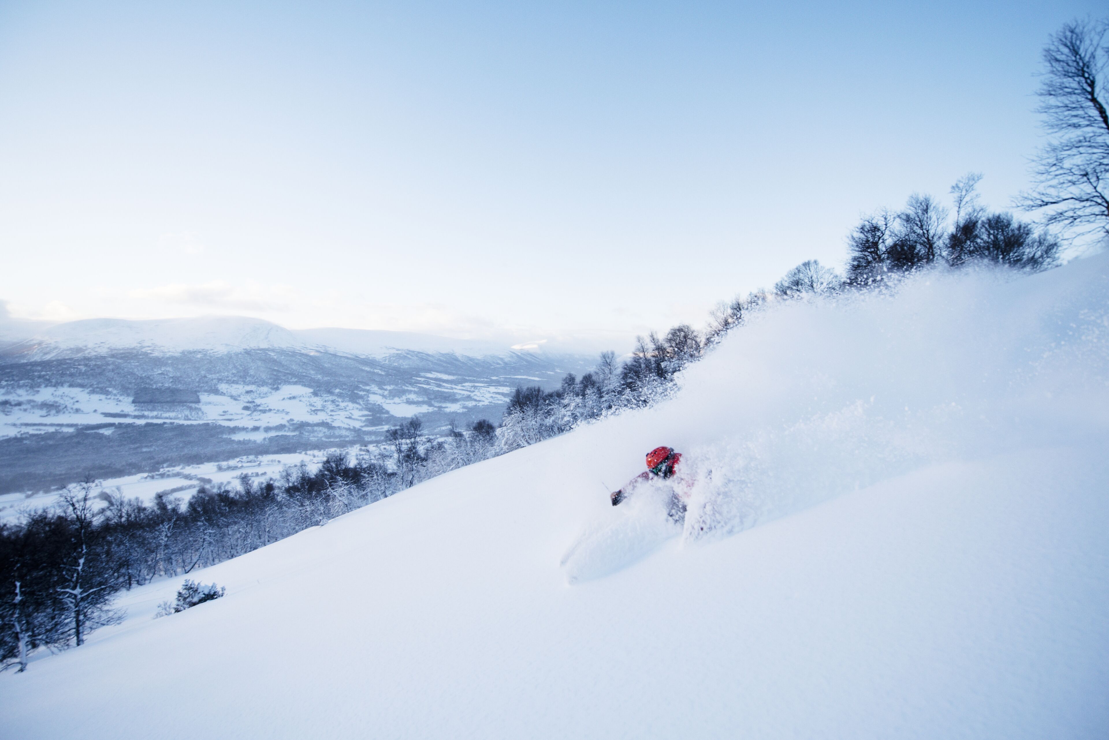 Un snowboardeur dévalant une pente enneigée.