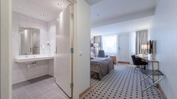 Minibar, skrivebord, strykejern/-brett og wi-fi (inkludert)