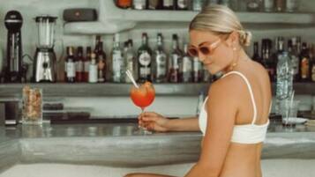 Bar (trong khuôn viên)