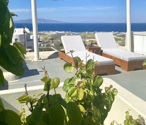 Minibar, in-room safe, desk, laptop workspace - Edem Boutique Suites (Santorini)