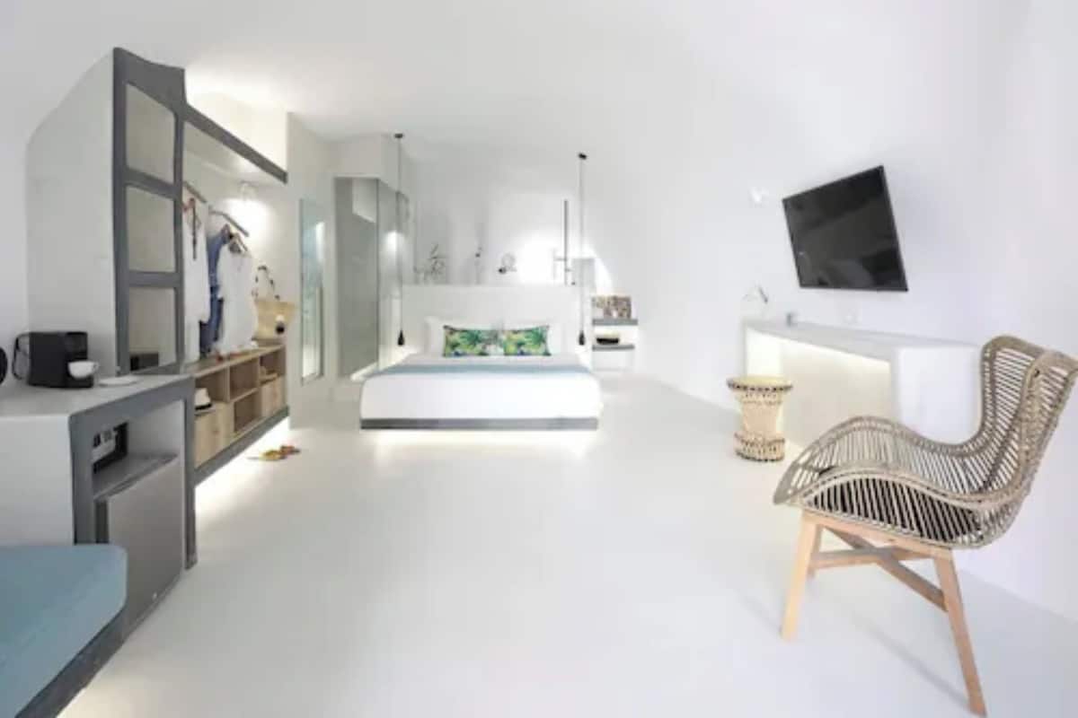 Suite estudio exclusiva, bañera de hidromasaje, vistas al mar | Minibar, caja fuerte, escritorio y espacio para trabajar con un portátil