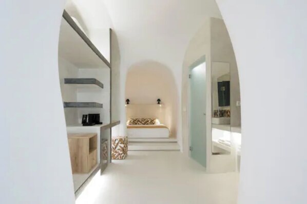 Hefðbundin stúdíósvíta - verönd - sjávarsýn (Cave) | Míníbar, öryggishólf í herbergi, skrifborð, vinnuaðstaða fyrir fartölvur