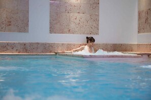 Una piscina cubierta