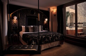 Luxury Room Midnight Bath | Premium bedding, in-room safe, blackout drapes, soundproofing