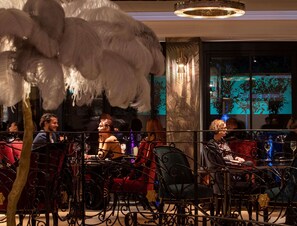 Breakfast, lunch, dinner and brunch served  - Paris j'Adore Hotel & Spa (Paris)