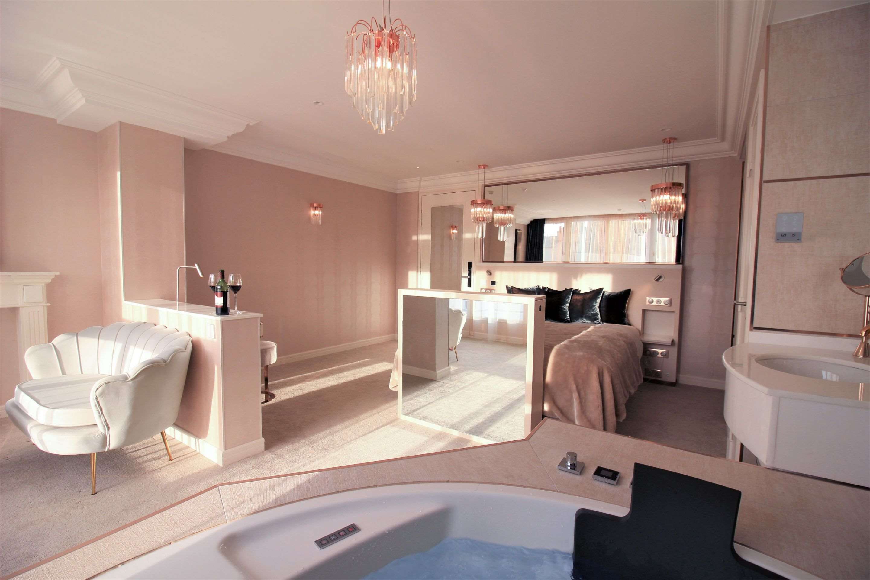 高档床上用品、加厚床垫、迷你吧、客房内保险箱