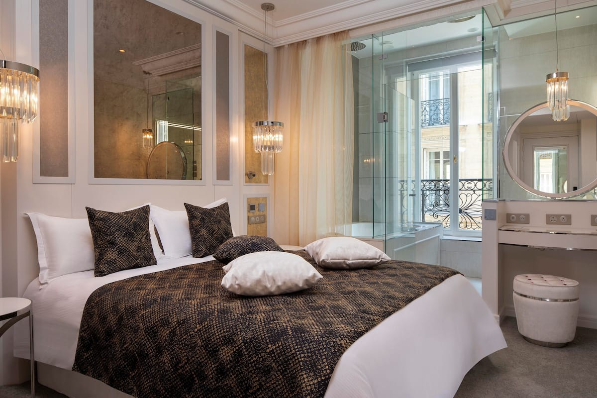 Premium bedding, in-room safe, blackout drapes, soundproofing