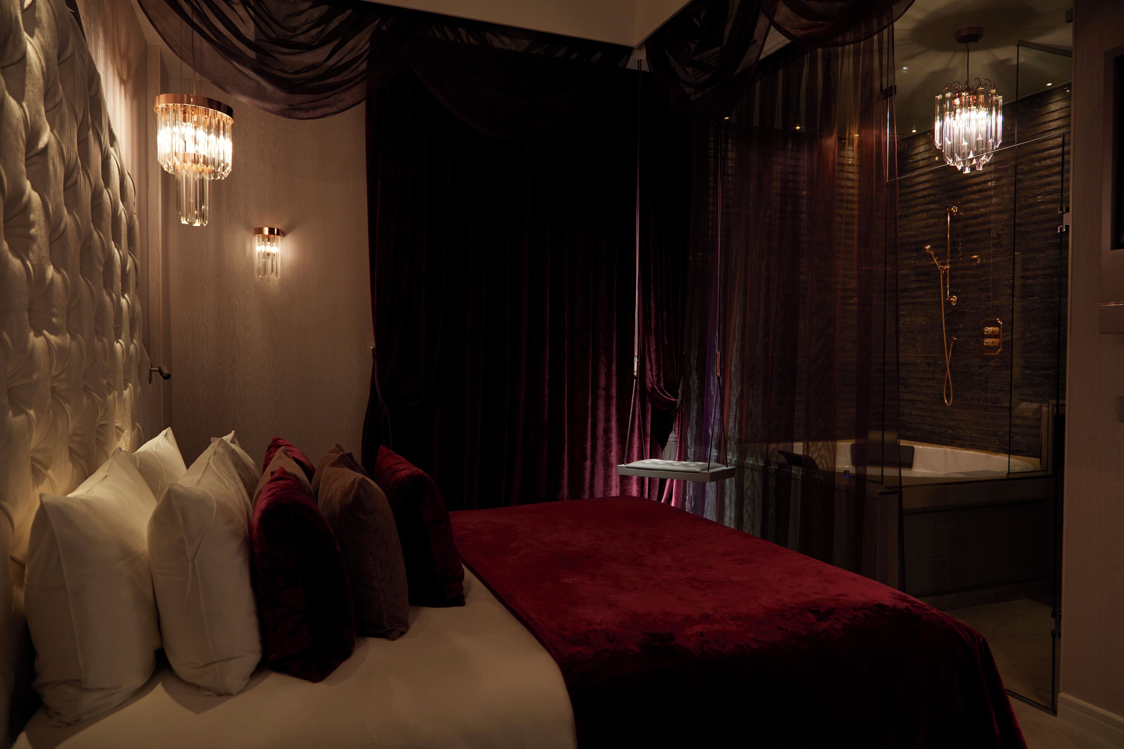 Phòng đôi Deluxe (Precieuse) | Bộ đồ giường cao cấp, két bảo mật tại phòng, màn/rèm cản sáng 