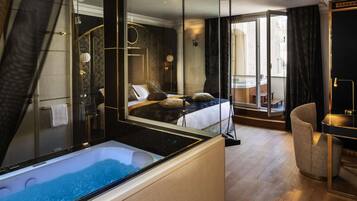 Premium bedding, in-room safe, blackout drapes, soundproofing