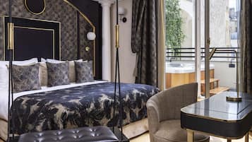 Ropa de cama de alta calidad y caja de seguridad en la habitación