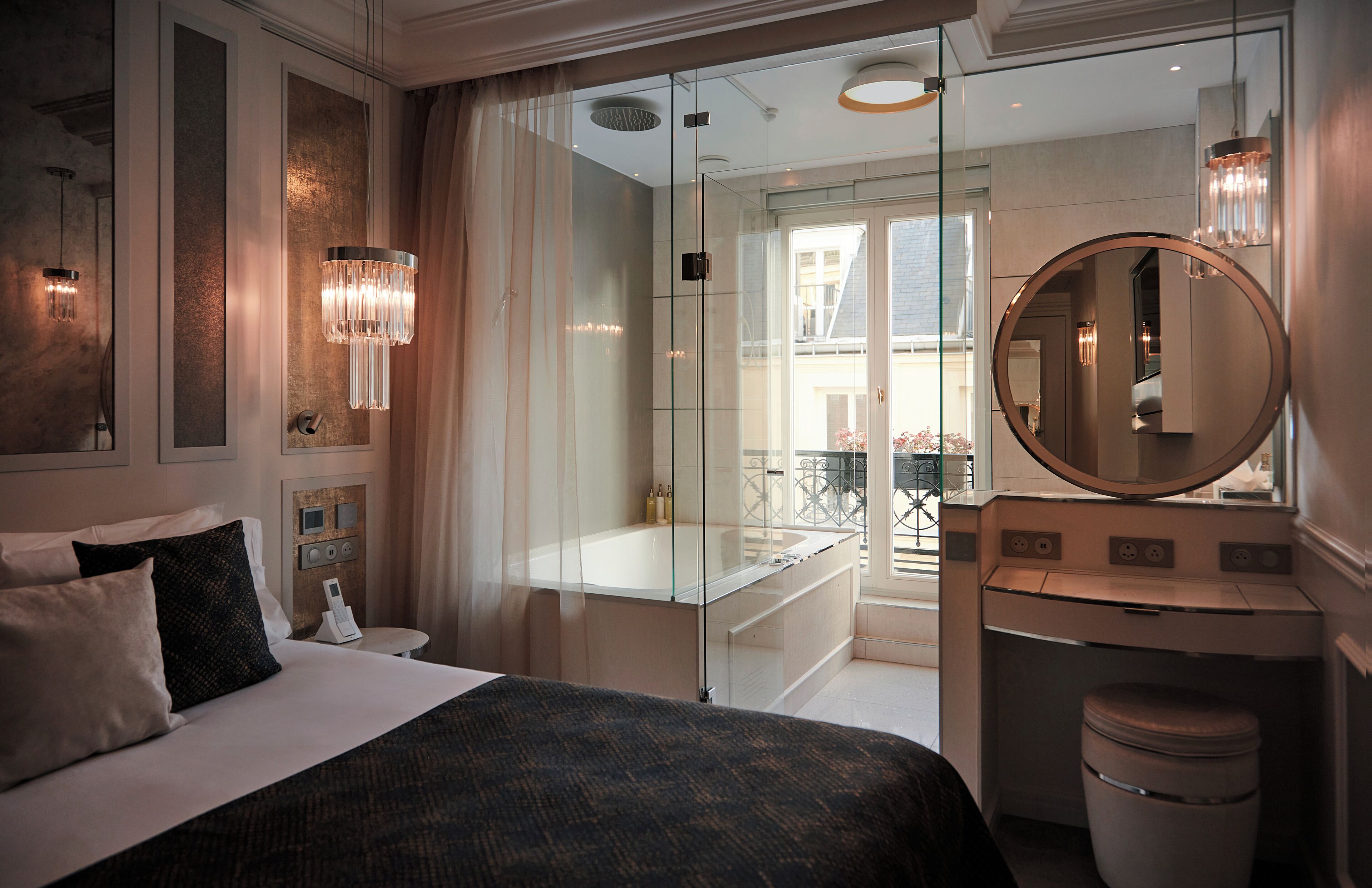 Ropa de cama de alta calidad y caja de seguridad en la habitación 