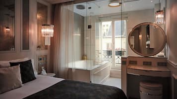 Ropa de cama de alta calidad y caja de seguridad en la habitación