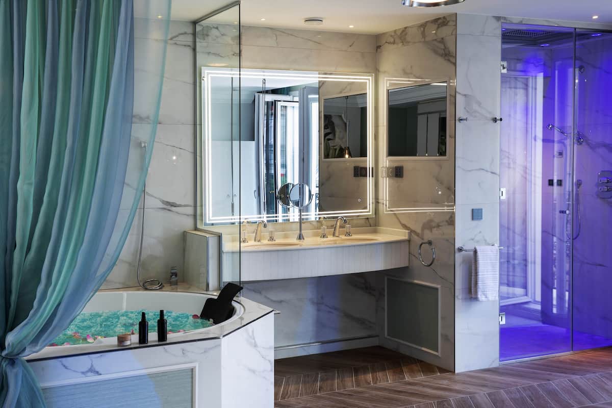 Doppia Luxury (Extravagante) | Biancheria da letto di alta qualità, materassi a doppio strato, minibar
