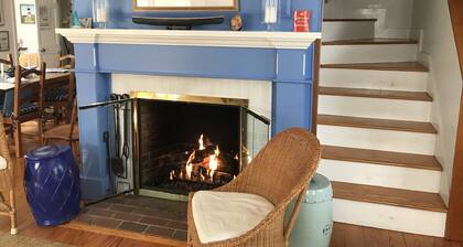 COZY, QUIET, CONVENIENT,1/2 ACRE. FAMILY VACATION HOUSE BY BUS STOP/BIKE PATH.