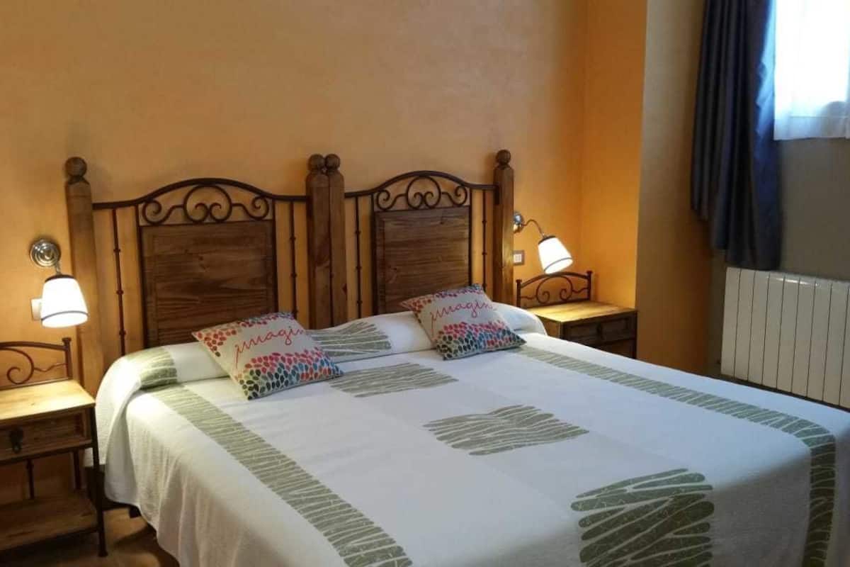 Habitación doble Deluxe (Lavanda) | Escritorio, tabla de planchar con plancha, camas extra y wifi gratis