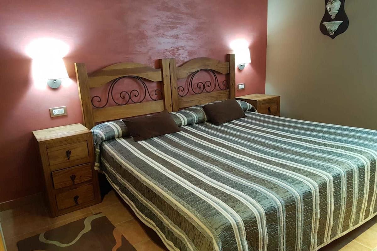 Habitación doble, vista al jardín (Pensamiento) | Escritorio, tabla de planchar con plancha, camas extra y wifi gratis