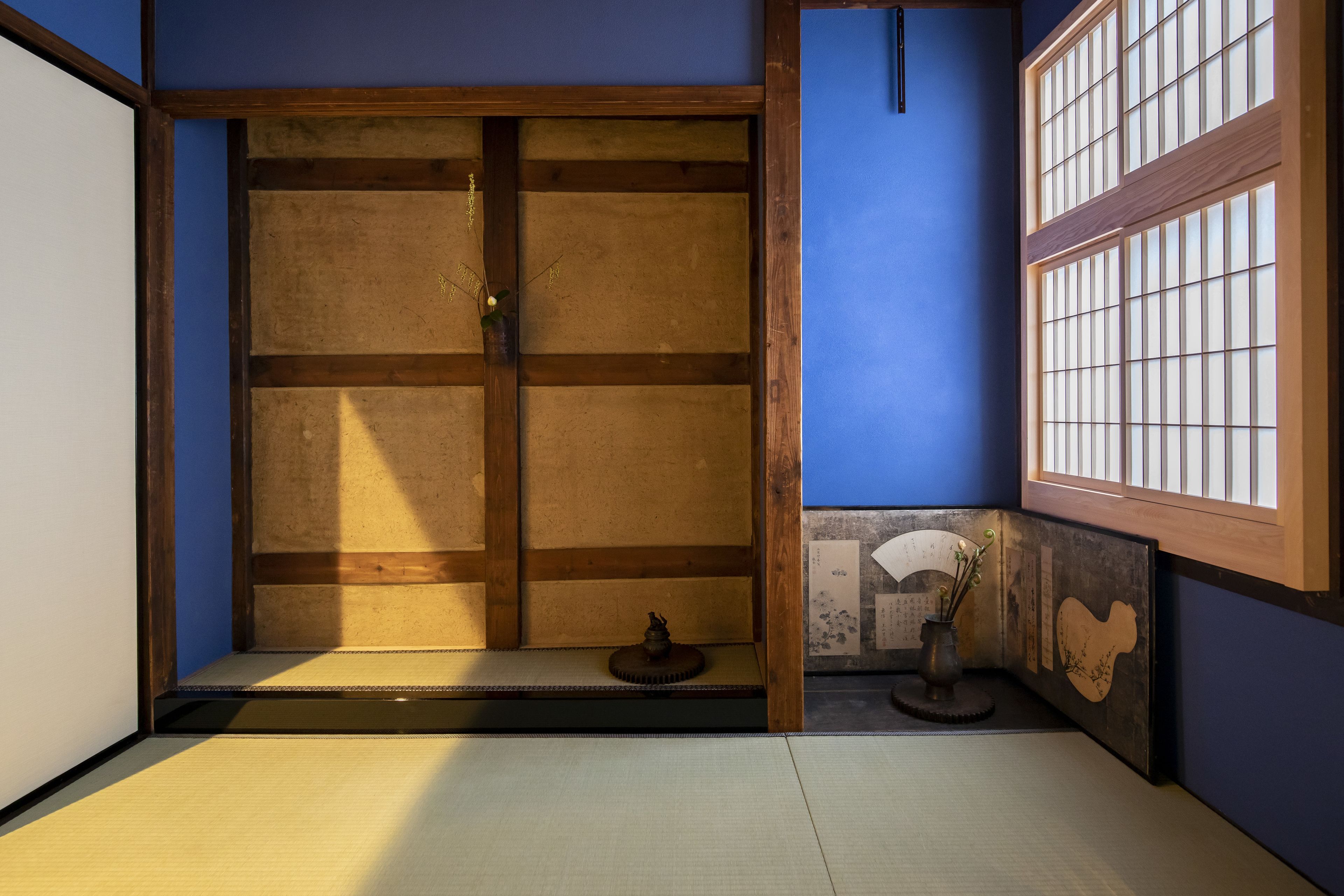 Een traditionele Japanse kamer met tatami vloeren, schuifdeuren en een shoji-scherm.