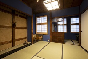 House (Country designated cultural property) | Meja, Wi-fi percuma, cadar katil 