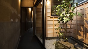 บ้านพัก (Country designated cultural property) | สวน
