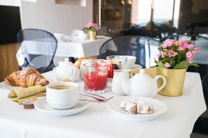 朝食 (ビュッフェ)、毎日提供 (1 名様 15 EUR)