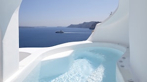 A bathtub with a view of the sea and distant islands. - Oia White Cave Oia Cliff (Santorini)
