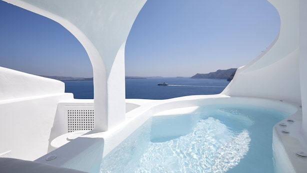 A luxurious hot tub with a clear view of the sea and distant mountains. - Oia White Cave Oia Cliff (Santorini)