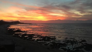 Una spiaggia nelle vicinanze, sabbia bianca