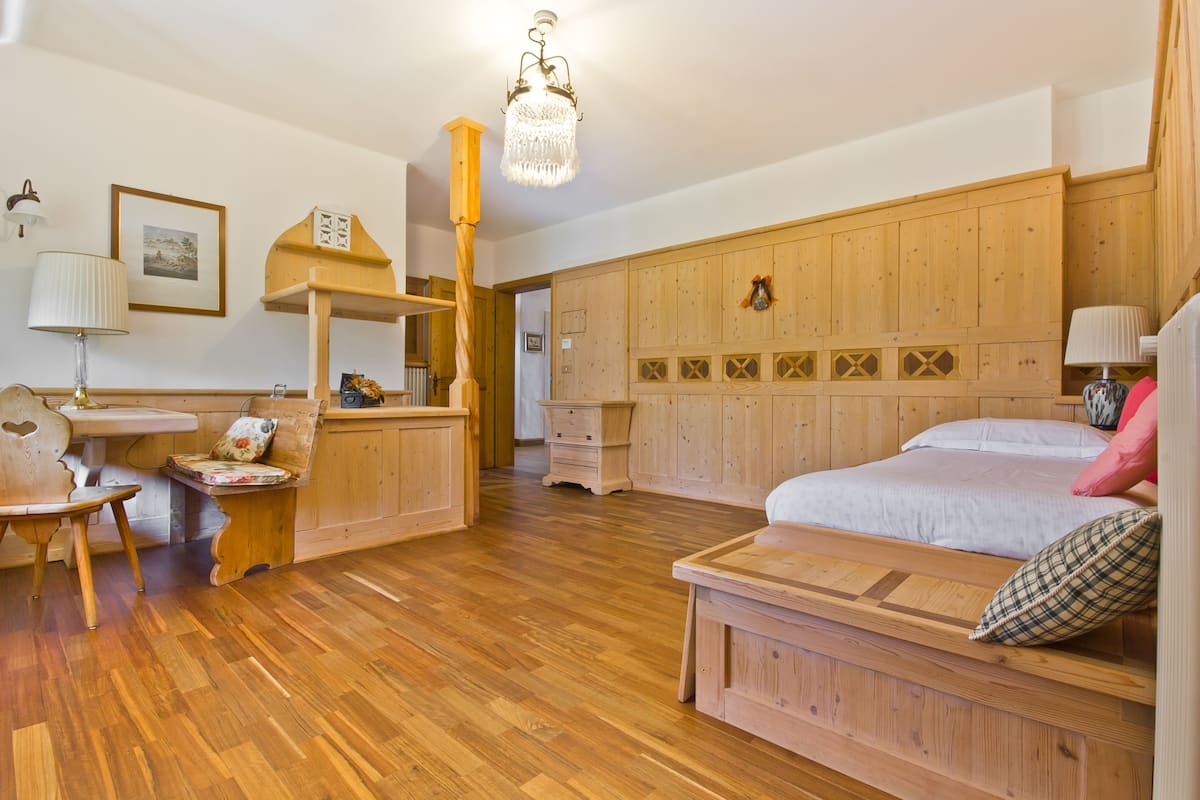 Suite, 1 queensize bed, terras | Een kluis op de kamer, gratis babybedden, gratis wifi