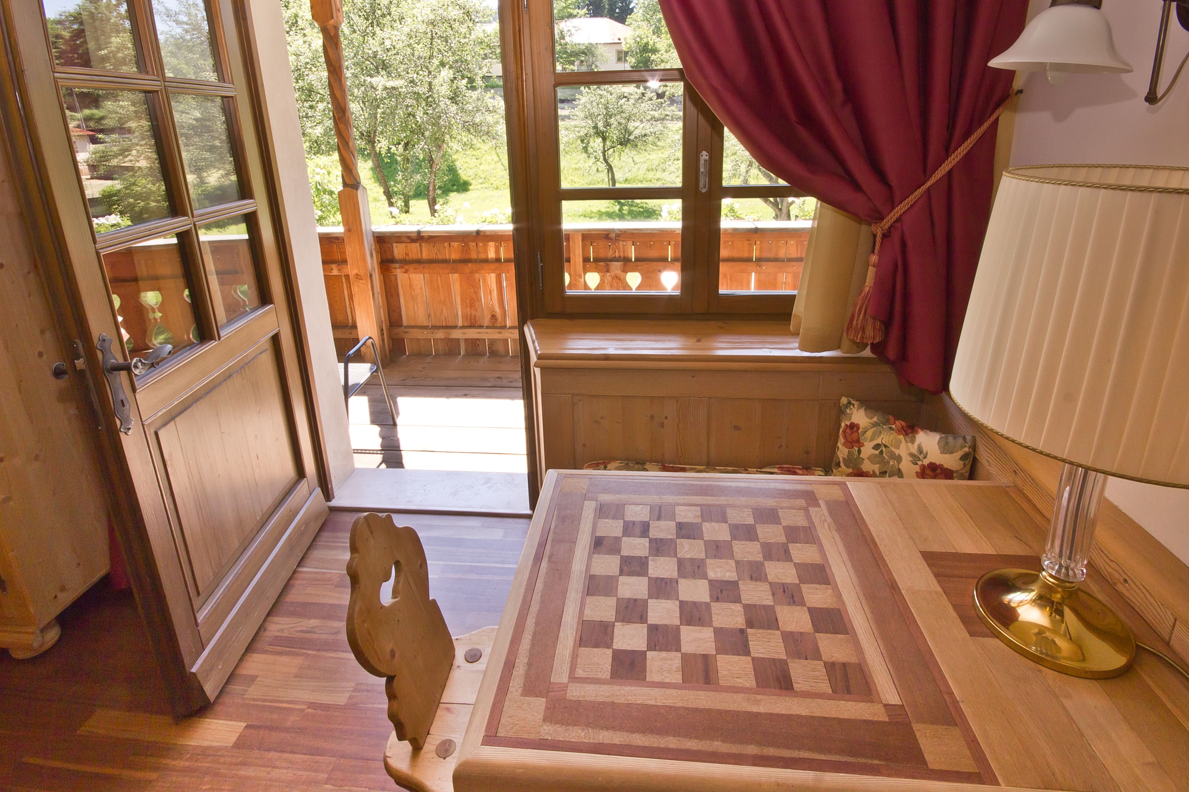 suite, 1 queen bed, terrace | living area