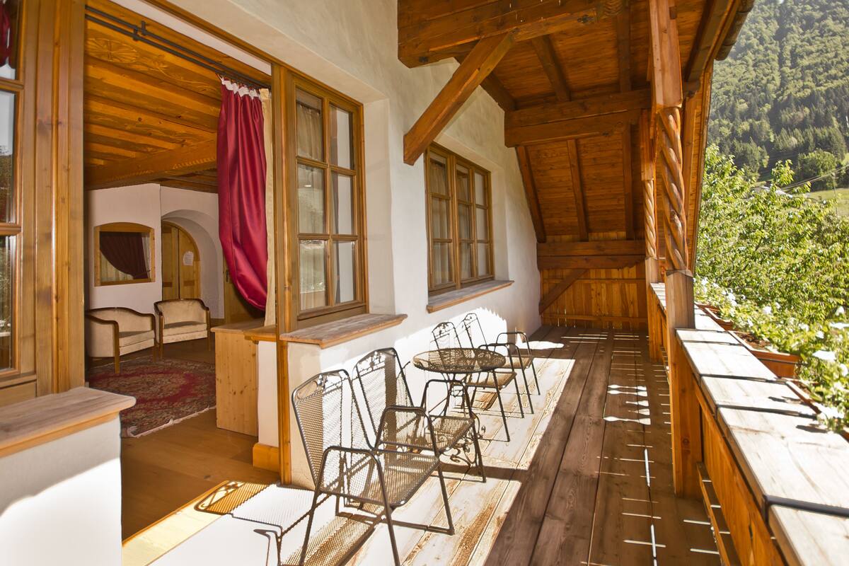 family room, multiple beds | balcony