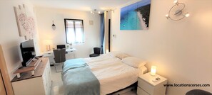 3 chambres, bureau, fer et planche à repasser, lit de bébé portatif