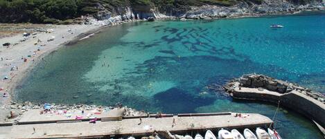 Plage, chaises longues