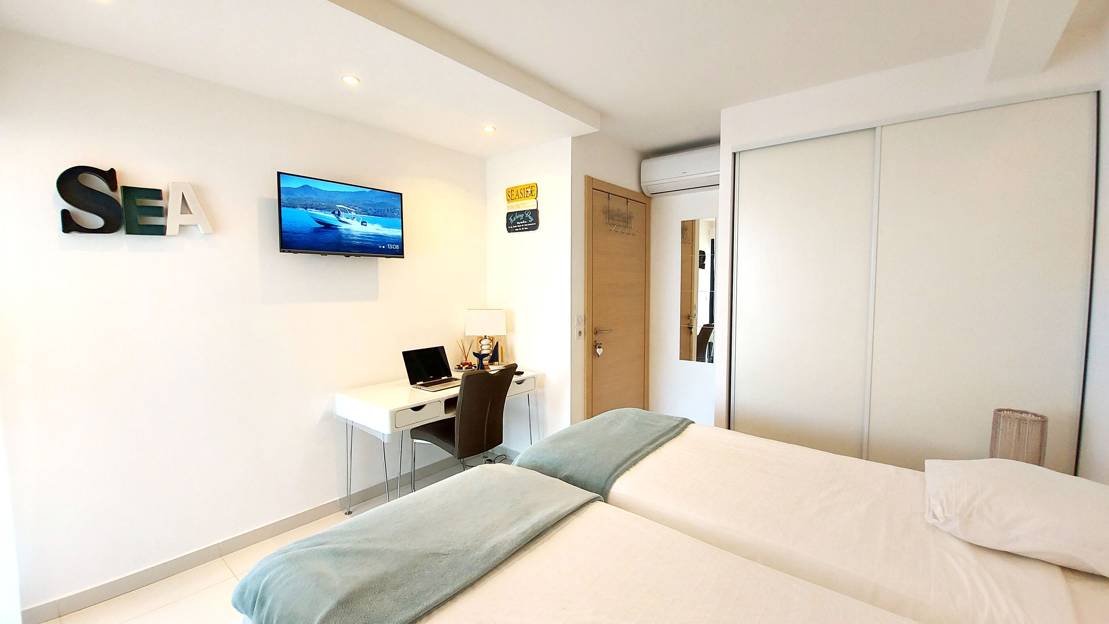 3 slaapkamers, een bureau, een strijkplank/strijkijzer, reisbedje