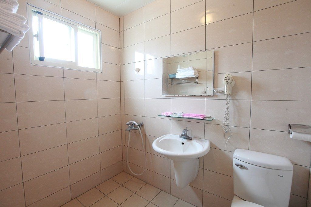 family room, multiple beds | bathroom | shower, free toiletries, hair dryer, slippers