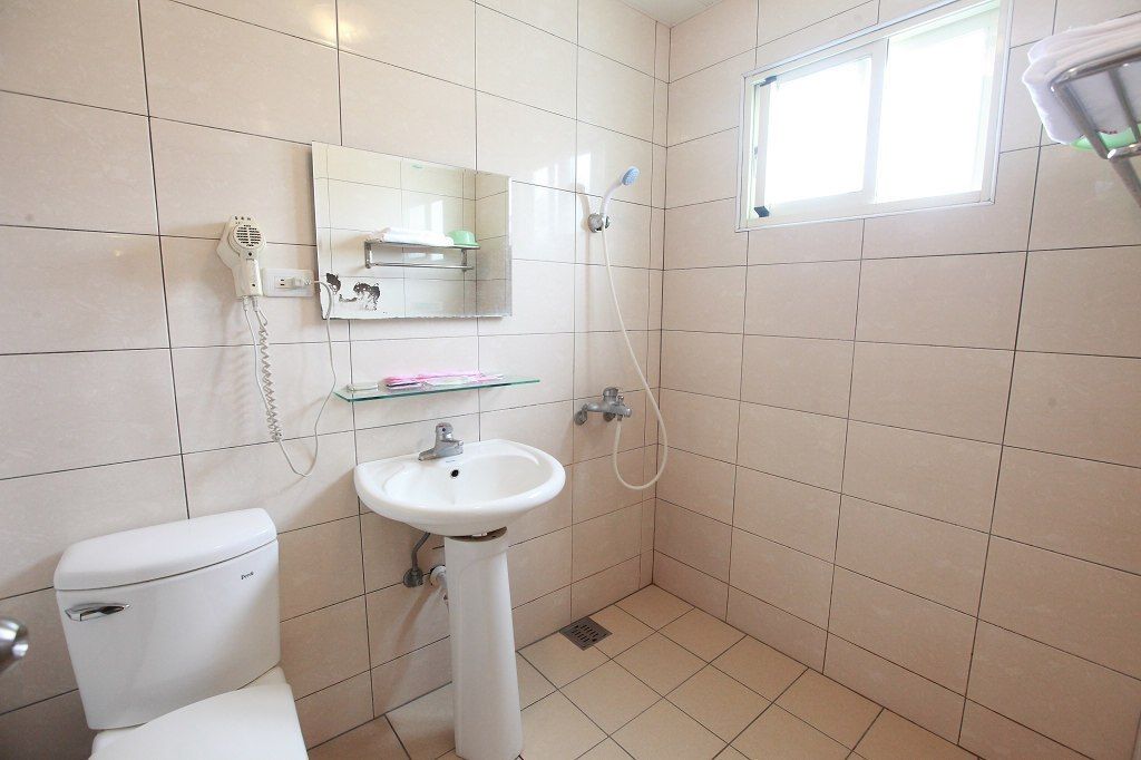 standard double room, 1 double bed | bathroom | shower, free toiletries, hair dryer, slippers
