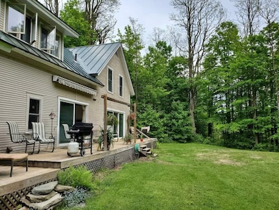 Classic Vermont Farmhouse near Sugarbush Resort